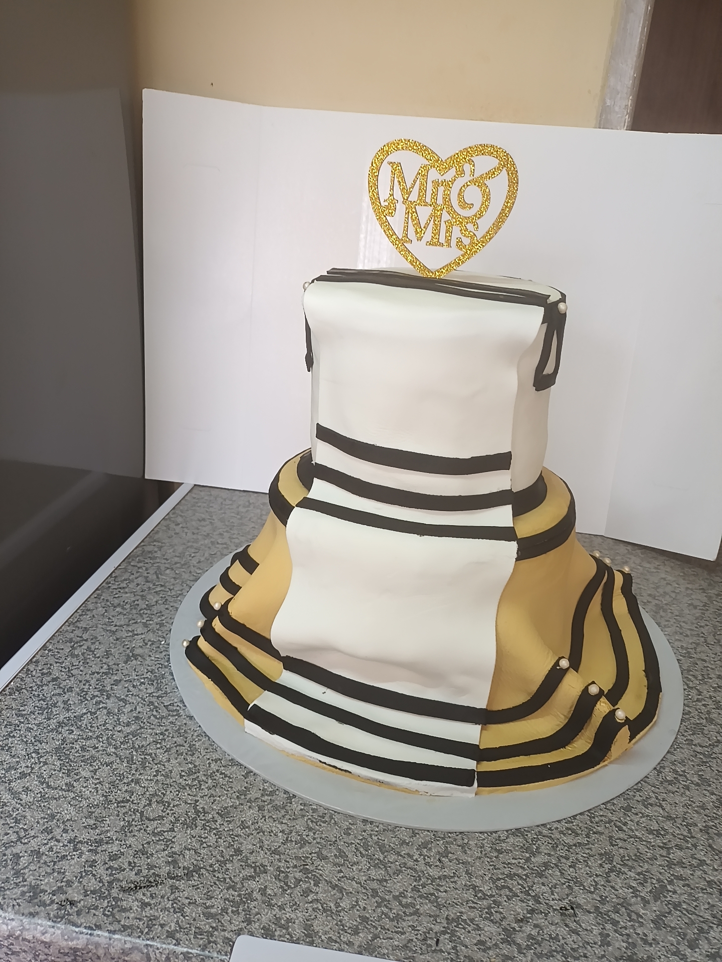 Luxury Black and Gold Wedding Cake Background